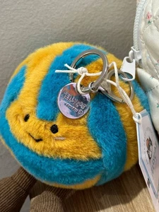 Jellycat Amuseables Beachvolleyball Taschenanhänger Schlüsselanhänger Plüschtier - Neu mit Etikett - Geschenk - Bild 1 von 6