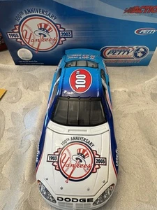 Richard Petty #43 NY YANKEES - YOGI BERRA 2003NASCAR - Foto 1 di 8
