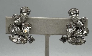Vintage Weiss Crystal Rhinestones Clip Earrings Prong Set Silver Tone Sparkly - Picture 1 of 3