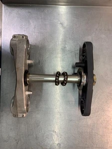 Upper and Lower triple tree GXSR600 2008-09 - Picture 1 of 2