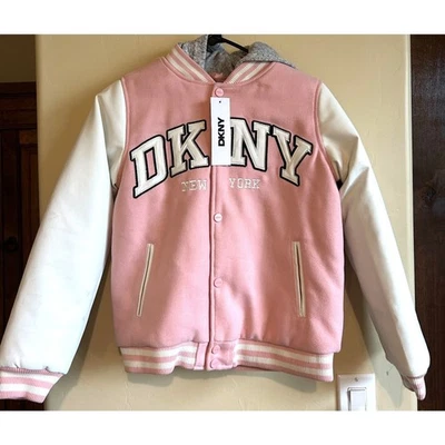 NUEVO CON ETIQUETAS DKNY JEANS Niñas Rosa Chaqueta Universitaria Talla Mediana 10/12 Capucha Bomber Informal Foto 1 de 4