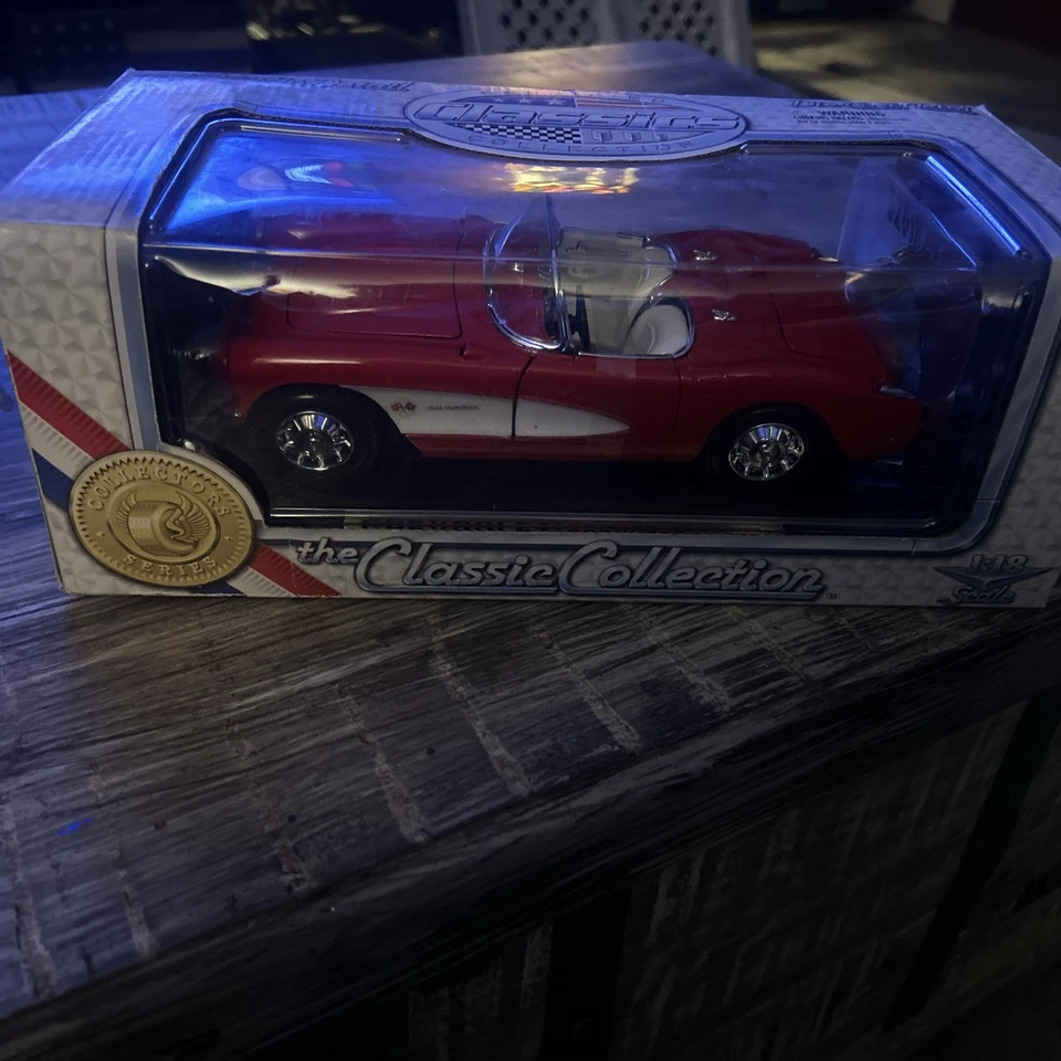 1957 CHEVROLET Corvette - Die-Cast Model Car 1 18 Scale #92018 Road Legends