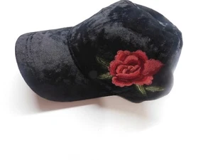 Gorra David & Young Terciopelo Negro, Bordada Rosa - Imagen 1 de 3
