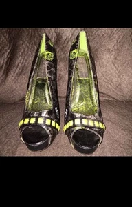JUST FABULOUS Skulls Peep Toe Stiletto HEELS Lime Green Size 10 - Picture 1 of 6