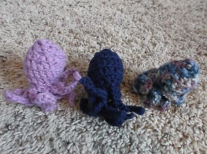 NEU - 3 handgefertigte gehäkelte Katzenspielzeug Kraken - Bild 1 von 2
