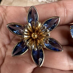Broche de flores vintage cristal azul gemas tono dorado metal joya de moda 1,25" - Imagen 1 de 5