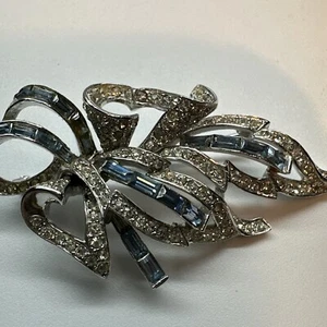 Vintage Ledo? Silberfarbene klare blaue Strass Brosche Anstecknadel - Bild 1 von 14