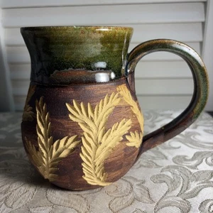 Taza de café hecha a mano POTTERY ART taza HOJAS TALLADAS marrón verde esmalte por goteo firmada - Imagen 1 de 6