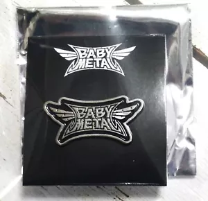 Distintivo spilla BABYMETAL ""BABYMETAL CRUSH LOGO"" LEGGENDA-MM Yokohama Arena 2024.3.2-3 - Foto 1 di 1