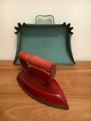  Jouets de poupée anciens en tôle Fer à repasser & ramasse poussière  - Photo 1/3