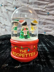Betty Boop "Boopettes" Weihnachtskugel Musical "We Wish You a Merry Christmas" - Bild 1 von 5