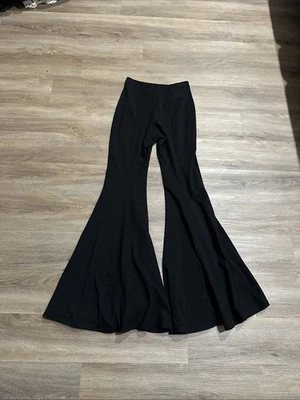 Parte inferior Indah Bell Foto 1 de 4