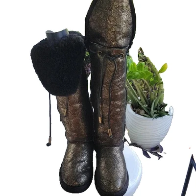 BOTAS UGG Australia RARAS CLÁSICAS LARGAS METÁLICAS BRONCE US 7 I LOVE SHOES Foto 1 de 4