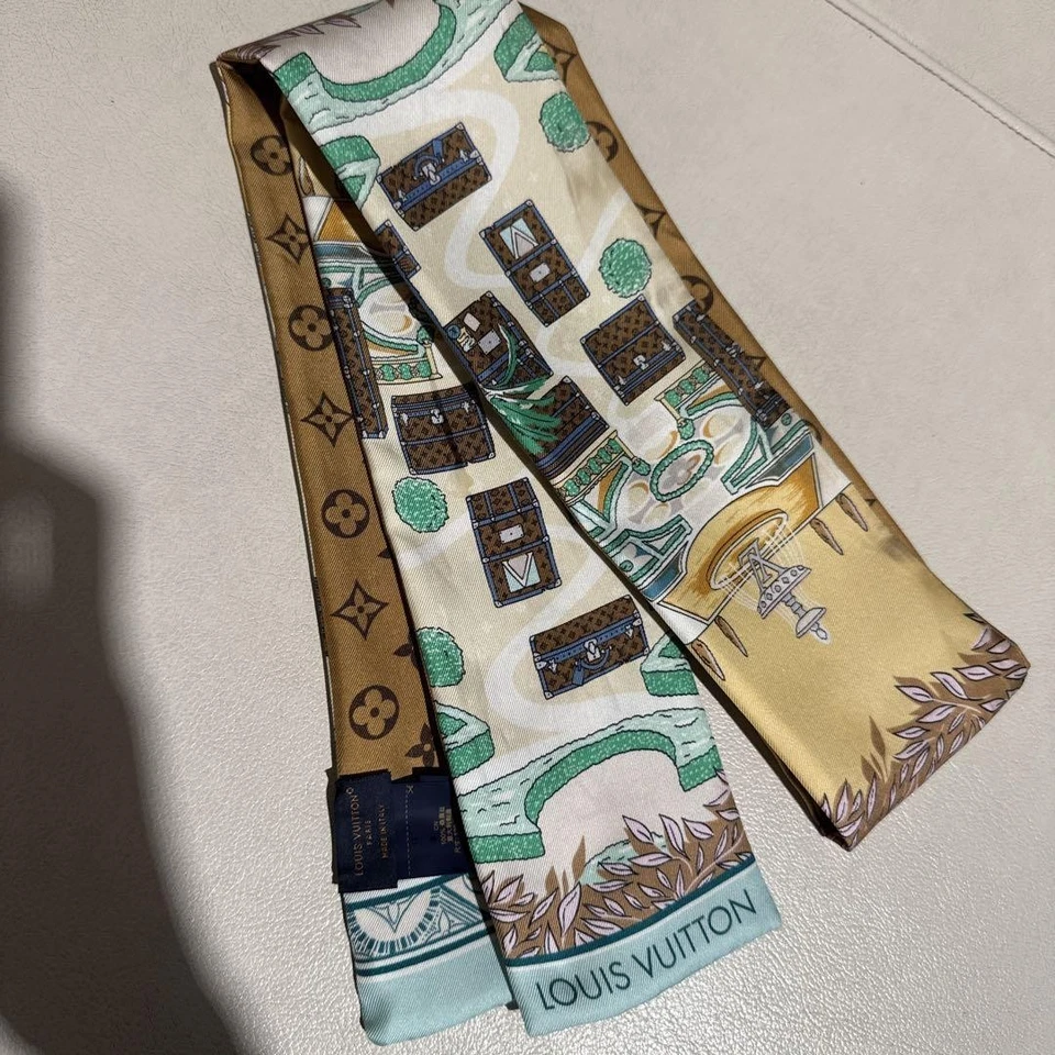 Bufanda de seda Louis Vuitton ilustración verde dorado azul usada Foto 1 de 1