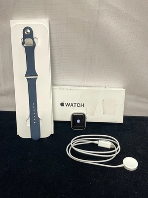 Reloj inteligente Apple Watch SE 2ª generación A2726 estuche plateado banda azul 40 mm 32 GB almacenamiento Foto 1 de 4