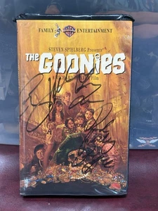 Goonies (VHS, 1985) Soft Shell Case Insert Signed Auto Corey Feldman And ?????? - Imagen 1 de 7