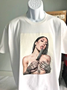 NUEVO Para hombres Blanca Gráfica Camiseta Urbana Caliente Tatuaje Sexy Arte Corporal Modelo Brumosa - Imagen 1 de 12