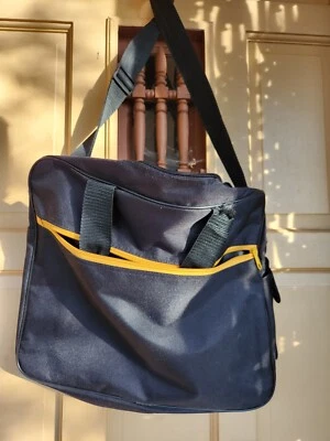 Сумка-мессенджер для ноутбука черная с желтыми карманами на молнии снаружи и внутри  - Изображение 1 из 4