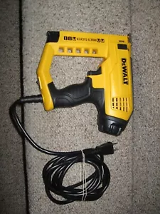 DeWalt DWHT75021 5-in-1 Schwerlast 18 GA schmale flache Krone Elektro Multitacker - Bild 1 von 3