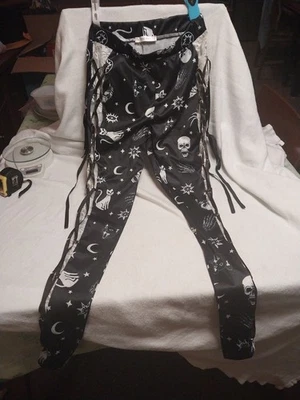 Leggings Dollskill Dressfo para mujer medianos negros con lados de encaje blanco gótico Foto 1 de 4