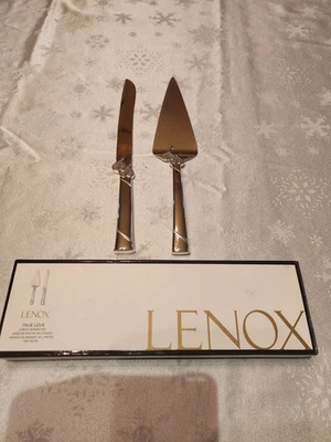 Lenox True Love Set da Dessert 2 Pezzi Silverplate Coltello da Torta e Servizio Regalo - Immagine 1 di 4