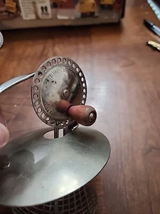 Batidor de huevos de cocina vintage Androck mezclador de mayonesa manivela mango de madera roja - Imagen 1 de 5