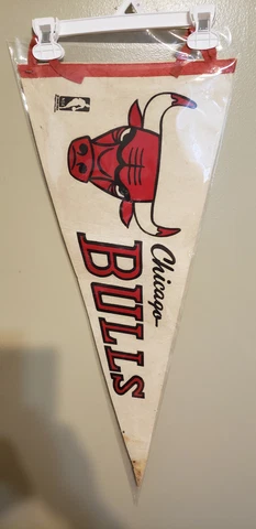 CHICAGO BULLS 1969 NBA VINTAGE FELT PENNANT W HOLDER 3/13/21 Cover