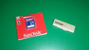 CHIAVETTA USB DA 4 GB (LEXAR) E SD CARDS DA 16 GB (SANDISK) - Foto 1 di 1