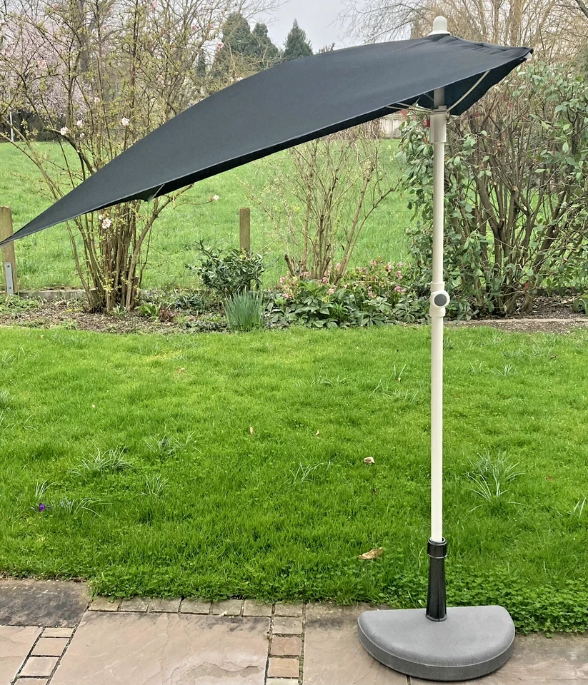 IKEA Balkon Wand Sonnenschirm FLISÖ schwarz + BRAMSÖN Ständer + TOSTERÖ Hülle - Bild 1 von 4