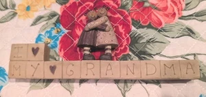 Blossom Bucket I Love Grandma Blocks Estante Cuidador Estatuilla Niña Abrazos Por Suzi ❤️ - Imagen 1 de 4