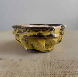 Molde de alimentos con manchas de aceite esmaltado por goteo amarillo primitivo cerámica artística de los años 70, firmado, 8 pulgadas - Imagen 1 de 8