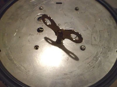 Llave para Seth Thomas US Navy Mark 1 Mk 1 reloj de cubierta latón macizo Foto 1 de 2