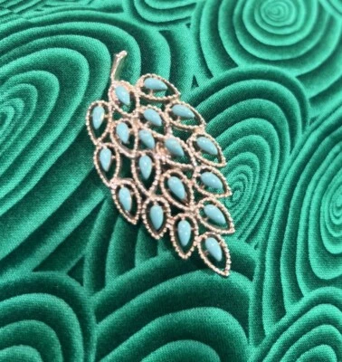 Broche en forma de hoja GERRY'S tono dorado con prendedor azul turquesa sintético usado en excelente estado de colección Foto 1 de 4