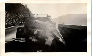 Handsome Man & "Sons of Whoopee" cubierta de neumáticos Car Club? Fotos de colección de la década de 1930 - Imagen 1 de 2