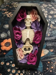 Skelett Rose Sarg Regal Sitter Wohndeko Gothic kantig Halloween Deko - Bild 1 von 5