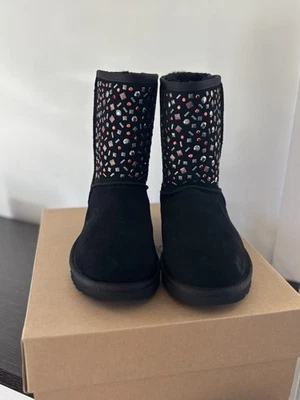 Botas de gamuza UGG clásicas cortas con tachuelas II negras talla 6 nuevas con caja Foto 1 de 4