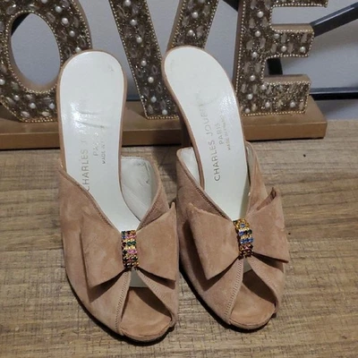 Mulas de gamuza beige vintage para mujer Charles Jourdan con diamantes de imitación coloridos en lazo 8 Foto 1 de 4
