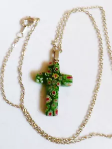 Collar de cadena en tono plateado 18"L verde Millefiori arte vidrio colgante cruzado - Imagen 1 de 4