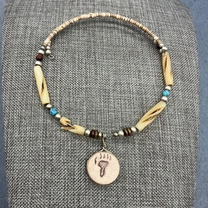Memory Wire Ankle Bracelet Silver Footprint Carved Bead Turquoise Stone Shell - Picture 1 of 8