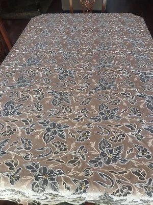 Tela de terciopelo de encaje con cuentas brillantes bordada en oro plateado Uzbekistán Foto 1 de 4