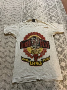 Camicia vintage Chicago Three Peat 1993 Championship uomo taglia S punto singolo - Foto 1 di 6