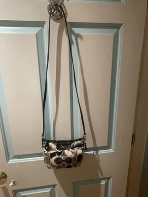 Bandolera Coach vintage con patrón de bufanda. Borde de cuero beige, negro crema, dorado Foto 1 de 4