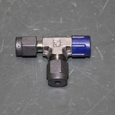 Parker Run Tee Union 2-2-2 RBZ-SS, 1/8" CPI Tube x 1/8" NPT Pipe, Stainless - Image 1 of 4