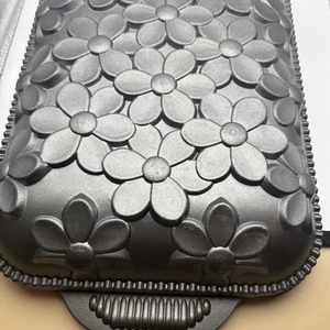 Nordic Ware 10 Cup Daisy Cake Pan Flower Pattern Baking Easter Spring Clean - Picture 1 of 8