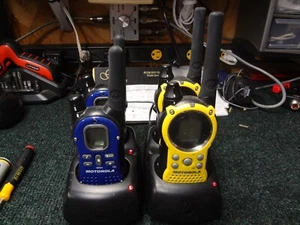 MOTOROLA WALKIE TALKIE, 2 ZESTAWY Z ŁADOWARKAMI - Zdjęcie 1 z 3