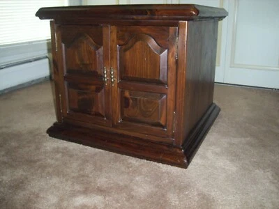 NICE ETHAN ALLEN  ANTIQUED OLD TAVERN PINE SQUARE LAMP/END TABLE (PICK-UP ONLY). - Image 1 of 4