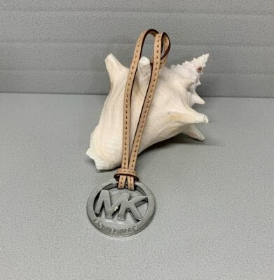 Michael Kors Repuesto Plata Metal Crema Oscuro Cuero Cuerda Colgante Etiqueta Dije Foto 1 de 4