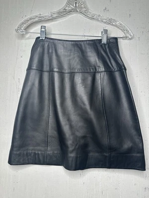 Falda de cuero negra suave Lord & Taylor Butter | Etiquetada Talla: 2P Foto 1 de 4