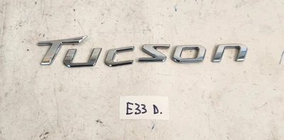 HYUNDAI TUCSON 2010-2015 PUERTA TRASERA CROMO EMBLEMA LOGOTIPO INSIGNIA SÍMBOLO SIGNO A43968 Foto 1 de 4