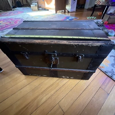 Hermoso pequeño baúl de vapor antiguo vintage remaches de metal verde listones de madera Foto 1 de 4